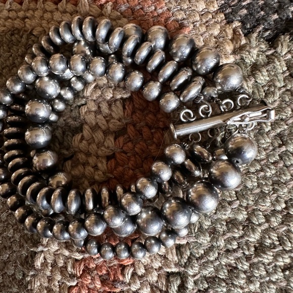 Beautiful sterling silver Navajo pearl bracelet—7 inches - Picture 2 of 8